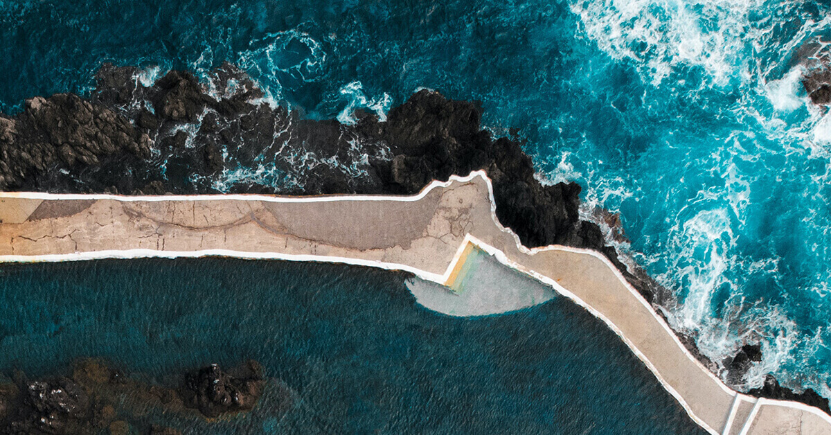 Caminho masuk ke dalam numa praia natural da ilha da Madeira