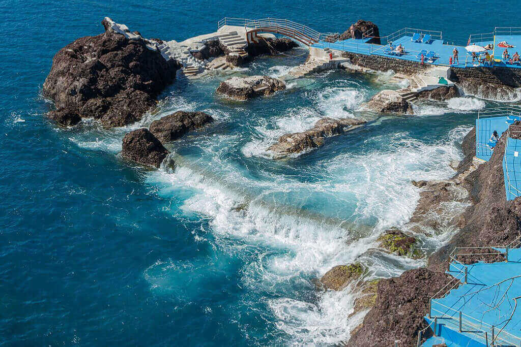 Praia Natural da Doca do Cavacas no Funchal, ilha da Madeira