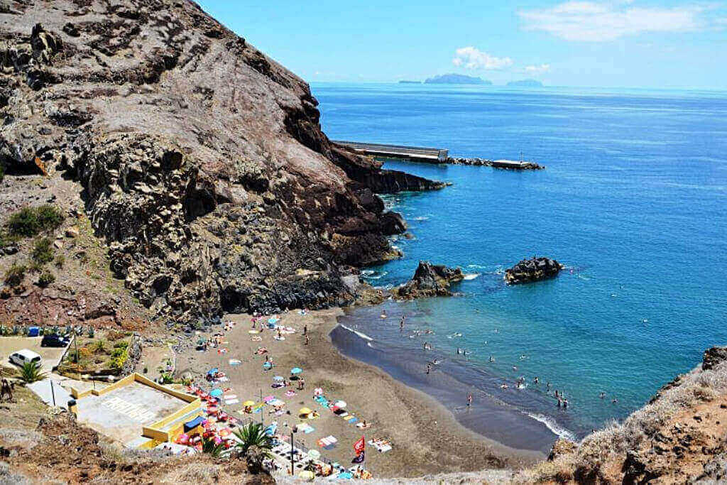 Prainha - uma praia de areia natural preta no Caniçal, ilha da Madeira