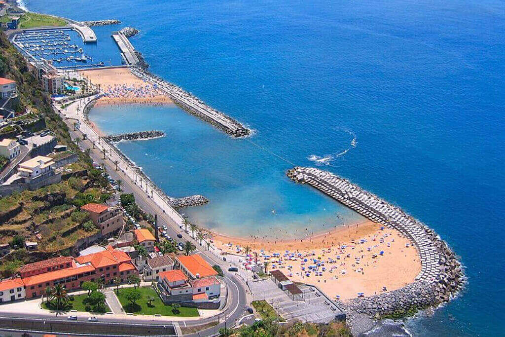 Praia de Areia da Calheta na ilha da Madeira