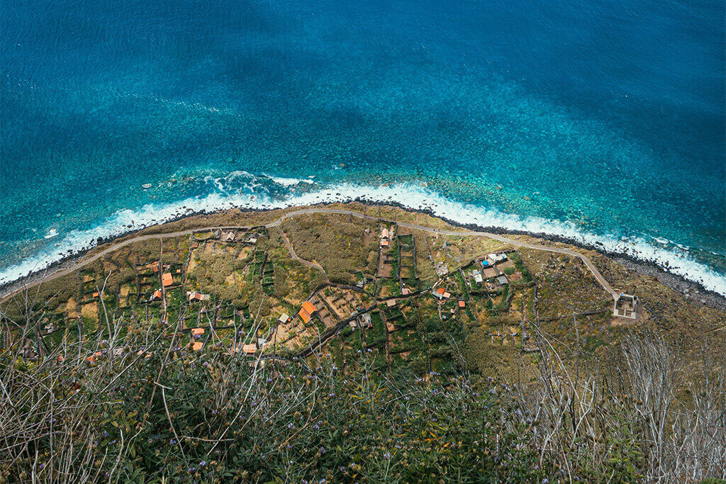 Vista aerea de praia de calhau da ilha da Madeira